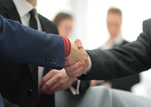 在小组成员在场的情况下缔结交易和握手的伙伴 — 图库照片