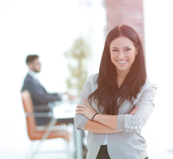 Framgångsrik ung affärskvinna på office bakgrunden — Stockfoto