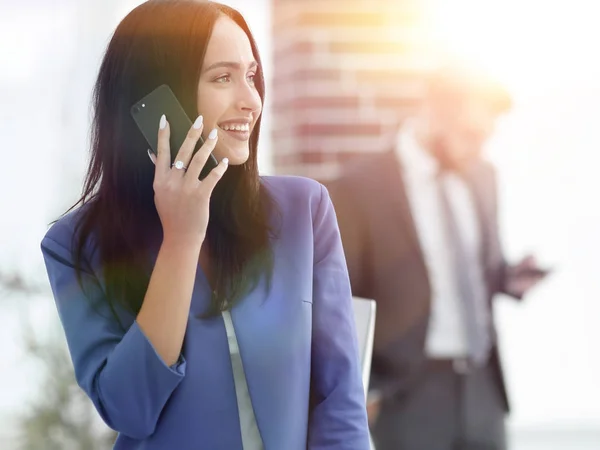 Mulher de negócios morena atraente falando no telefone celular com c — Fotografia de Stock