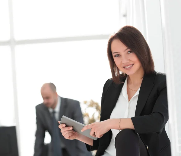 Geschäftsfrau mit Tablet-Computer im Hintergrund des Büros — Stockfoto