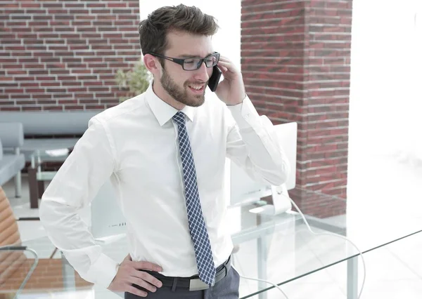 Gerente hablando con un cliente por teléfono — Foto de Stock