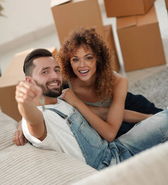 Genç çift yeni bir daireye tutmak belgili tanımlık anahtar