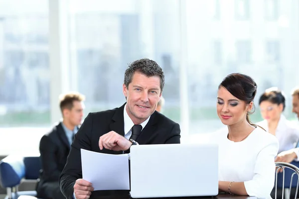 Zakelijke partners samen te werken in office — Stockfoto