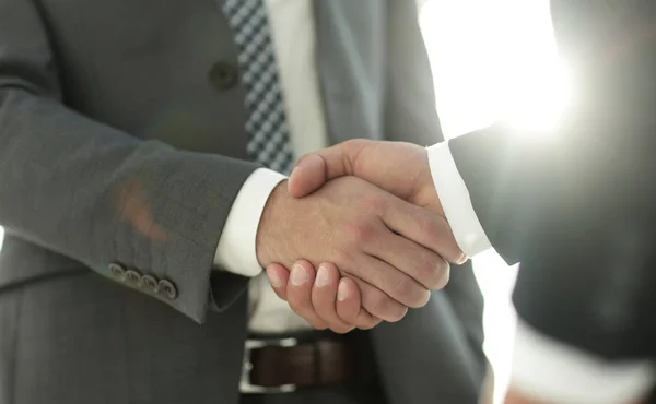 Empresário dando sua mão para aperto de mão para parceiro — Fotografia de Stock
