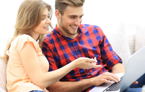 Jonge vrouw toont haar vriendjes foto op de laptop. — Stockfoto