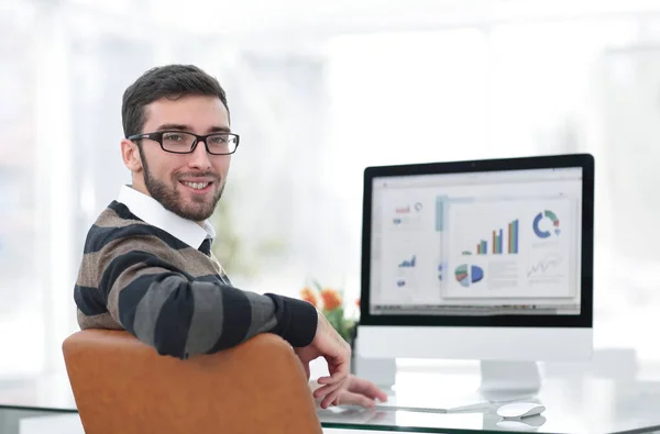 Hombre de negocios analizando gráficos financieros en computadora —  Fotos de Stock