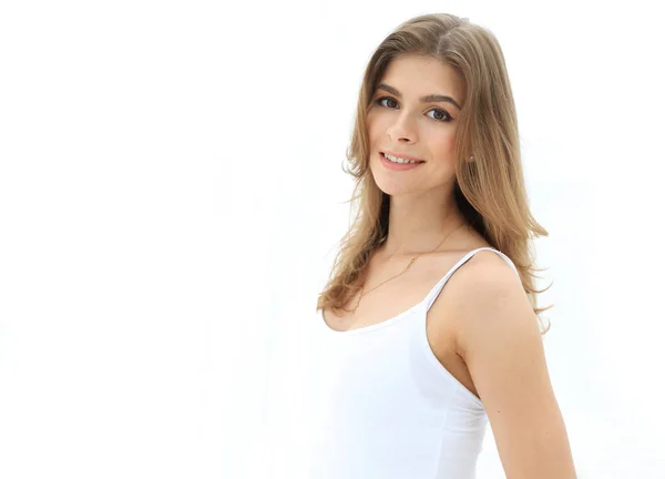 Hermosa mujer joven en camiseta blanca y jeans — Foto de Stock