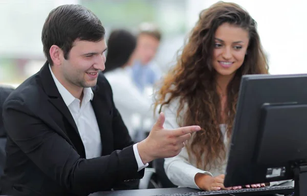 Manager und Mitarbeiter besprechen Arbeitsproblem — Stockfoto