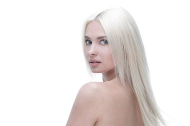 Güzel, bakımlı genç bir kadının yakın çekimi.