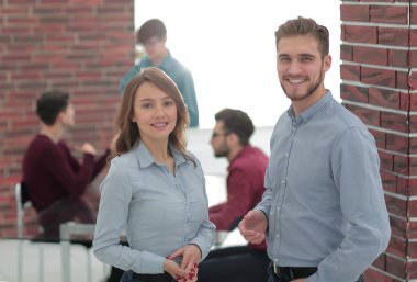 Toplantıda kendine güvenen iş adamları grubu.