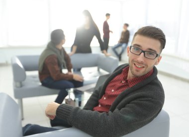 modern bir kendine güvenen erkekler portresi