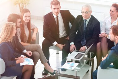 iş ortakları ve iş takım yeni bir contrac tartışıyor