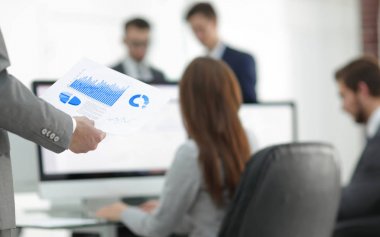 iş kadını mali grafikler üzerinde bilgisayar çözümlüyor