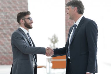 İş adamları iş karşılaşma içinde office tokalaşırken