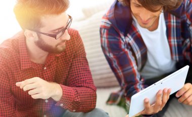 iki creative web tasarımcıları bir tablet ve bir dizüstü bilgisayar ile çalışma.