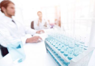 Laboratuvarda çalışan bilim adamlarının kenar görüntüsü