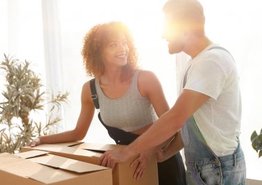 Yeni bir daire kutularına yeni evliler açmak.