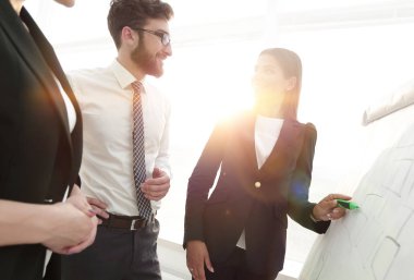 iş kadını işaret işaretçisi flipboard sunudaki ofiste için