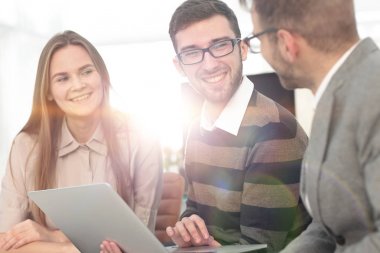 İş ekibi dizüstü bilgisayarda çalışıyor.