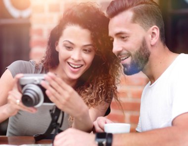 Bir çift bir kafede oturuyor ve fotoğraf arıyor portresi