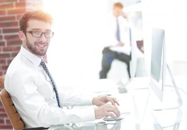 Bulanık arka plandaki başarılı iş adamı