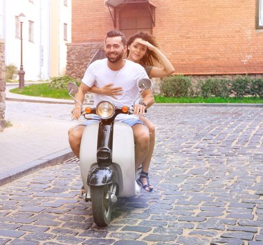 Genç çift sürme motosiklet City