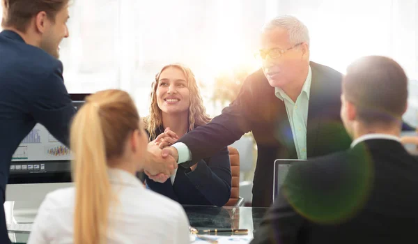 Zakenpartners schudden handen in de vergaderruimte — Stockfoto