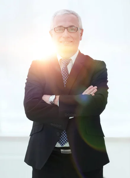 Retrato de larga duración del empresario senior de pie sobre fondo blanco con los brazos cruzados . —  Fotos de Stock