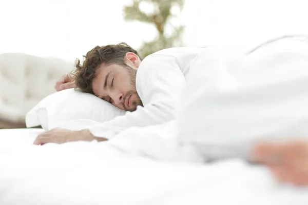 Los hombres cansados duermen profundamente en la cama —  Fotos de Stock