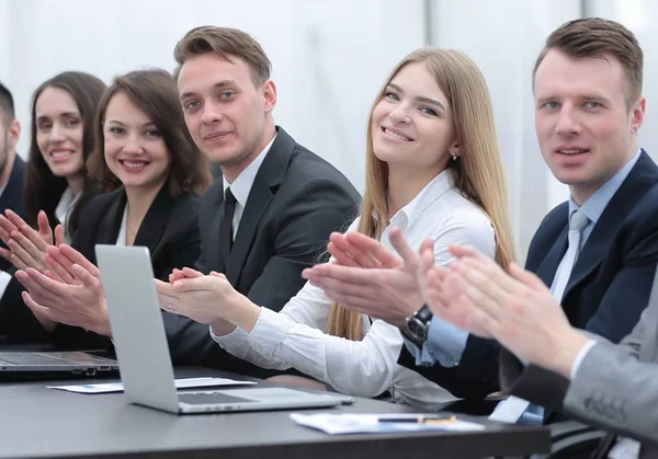 Business-team som applåderar högtalaren på verkstad — Stockfoto