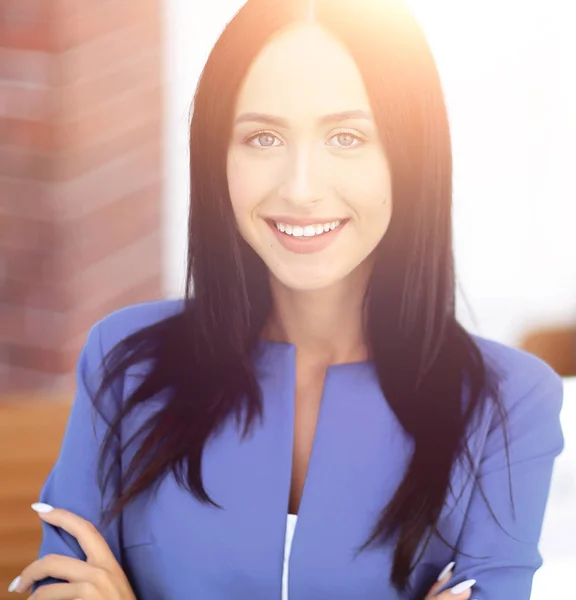 Succesvolle jonge zakenvrouw met charmante vertrouwen glimlach — Stockfoto