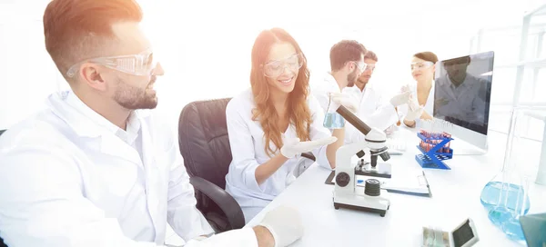 Pessoal de laboratório no local de trabalho — Fotografia de Stock