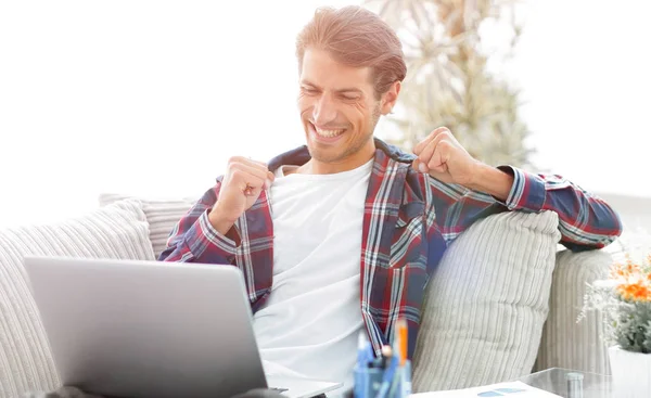 Cara feliz trabalhando com laptop de casa. conceito de freelancer . — Fotografia de Stock