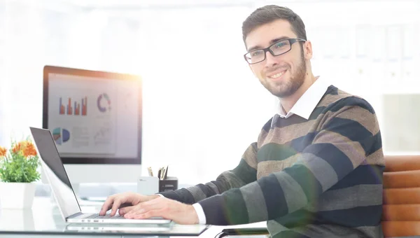 Successful employee at a Desk — Stock Photo, Image