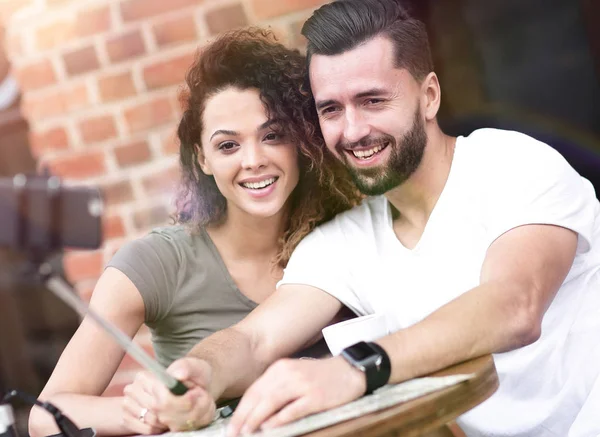 幸せな陽気なカップル カフェの前に座ると、selfie を作る — ストック写真
