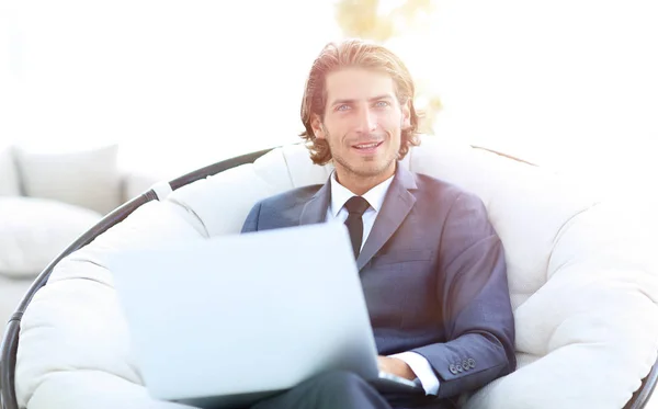 Portrait en gros plan d'un homme d'affaires prospère avec un ordinateur portable . — Photo
