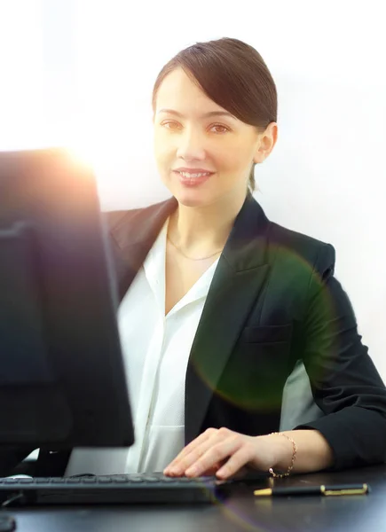 Крупный план уверенной молодой деловой женщины, работающей за компьютером — стоковое фото