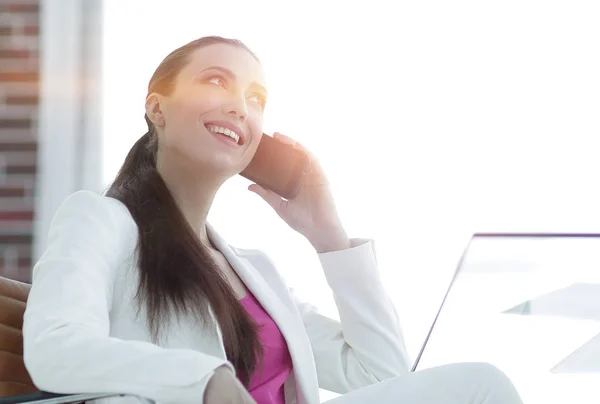 Empleada mujer hablando en el teléfono inteligente — Foto de Stock