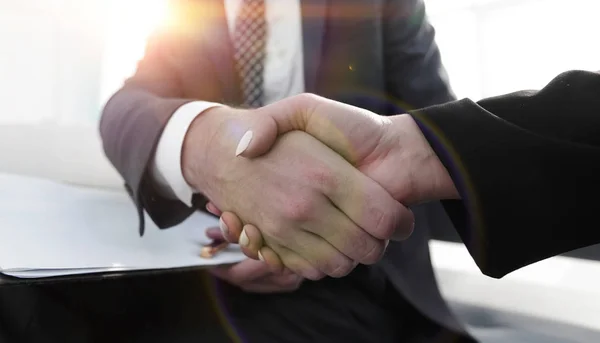 Close-up van twee zakenmensen die elkaar de hand schudden — Stockfoto