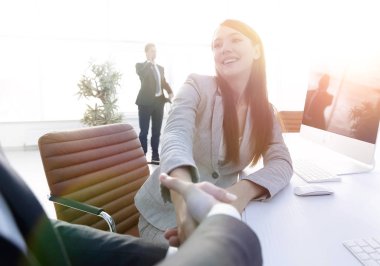 İş adamları el sıkışıyor..