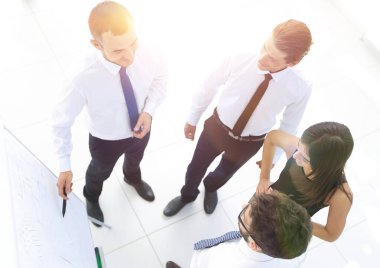 arka plan resmi bir iş takımının yeni fikirler tartışıyor.