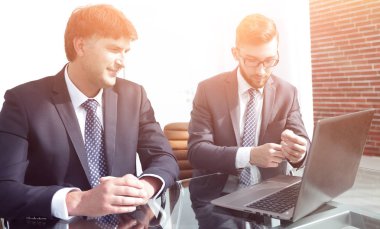 İş arkadaşları çalışma konuları tartışmak