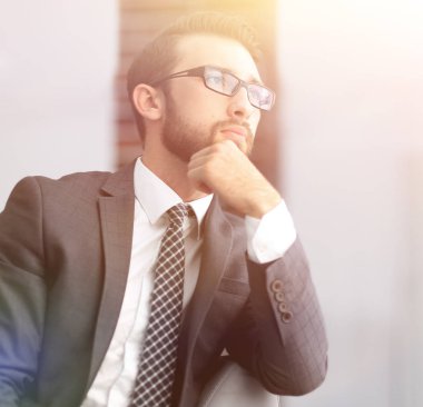 Yakışıklı iş adamı ofisindeki kanepede otururken...