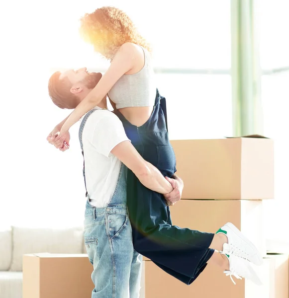 Portrait d'un couple heureux déménageant dans une nouvelle maison — Photo