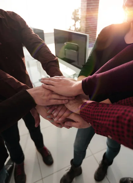 Exitoso equipo de negocios con las manos juntas. — Foto de Stock