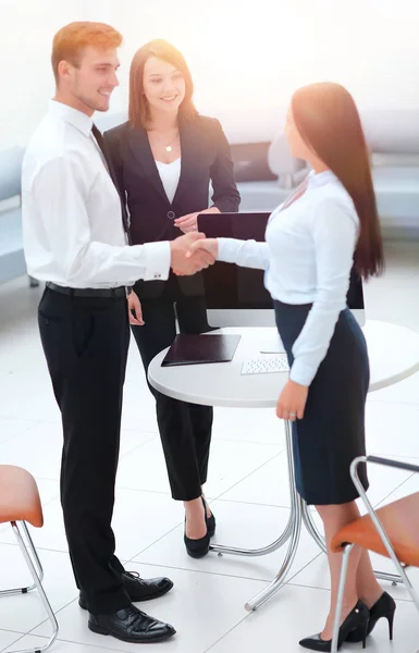 Partner commerciali stringere la mano mentre in piedi nella hall dell'ufficio . — Foto Stock