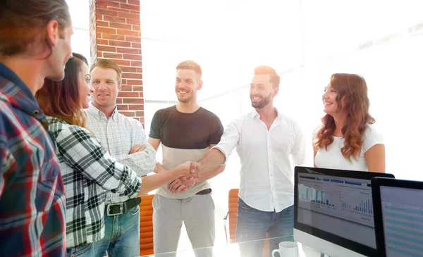 Freundlicher Händedruck der Partner im Büro — Stockfoto