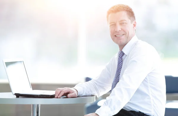 Gelukkig midden leeftijd zakenman die op laptop werkt. — Stockfoto