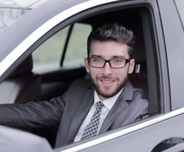 işadamı lüks arabasını takım elbiseli.