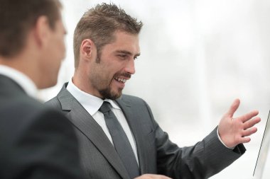 closeup.business meslektaşları iş sorunları tartışıyor